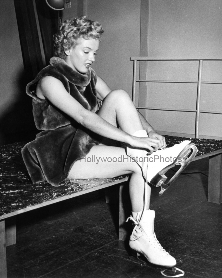 Marilyn Monroe 1951 Going ice skating at Christmas wm.jpg
